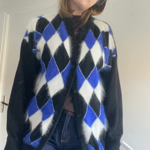 Supercool kofta💙🖤🤍 - Kontakta mig för fler bilder eller för mer information <3