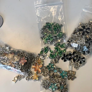 Blommiga armband - Har såå fina armband som är perfekta inför våren/sommaren!! Finns 4st orange kvar, BLÅ SLUT, GRÖN SLUT, 5st svarta! 30kr + frakt på 12kr💞