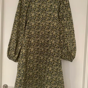 Klänning - Mycket fint klänning med små blommor perfekt till våren