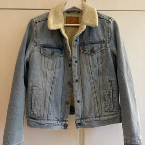 Jeans jacka från Levis  - Skitsnygg jeansjacka från Levis, självklart äkta. Stl M knappt använd så nyskick nypris 1000kr sökes för 250kr +eventuell frakt
