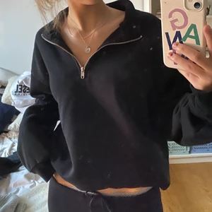 Svart halv zip - Jättefin tröja som passar till allt 