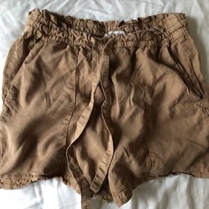 Beiga shorts  - Säljer dessa trendiga snygga beiga shorts som man kan knyta pågrund av att jag inte passar i dem. Inga defekter eller så! Skriv om ni är intresserade💗 