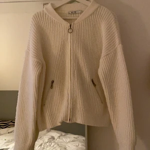 Stickad kofta - Stickad kofta 😍 jätte mysig