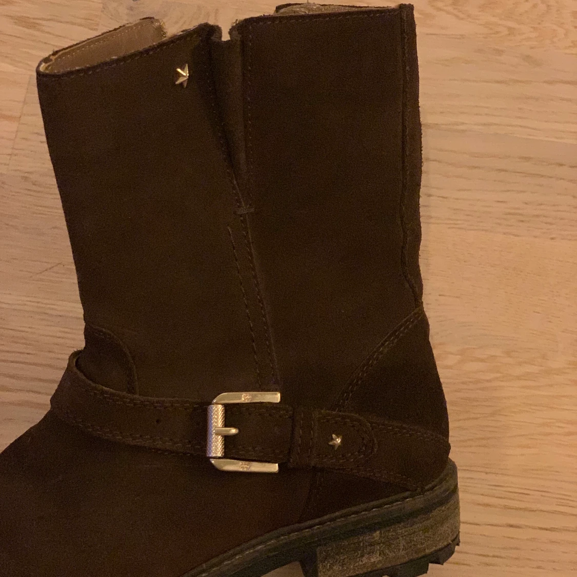 Hästskor i brun mocka från Massimo Dutti - 91