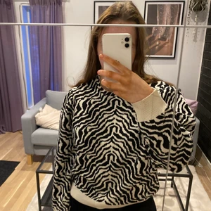 Stickad tröja med zebra mönster 🦓 - Superfin tröja men har tyvärr alldeles för många så måste rensa, använd ksk 3 gånger så den är som ny 🖤