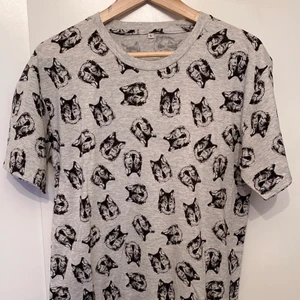 Män grå T-shirt med tryck  - Det är grå t-shirt med varg tryck. 100% bomull. T-shirt var 3 gånger använde och är i fint skick. Längden för t-shorts är 70 cm och armlängd är 20 cm. Plagget kommer att blir nytvättad och stryka inför leverans. Skriv om ni vill ha fler bilder.