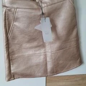 Skinnkjol i guld  - Snygg oanvänd skinnkjol i guld 