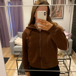 Brun kofta 🤎 - Älskar färgen och den är jätteskön men använder den aldrig🐻 är en l men passar s-m