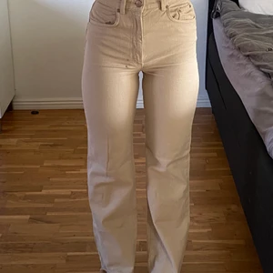 Beige straight fit jeans  - Aldrig kommit till användning, är 161 o sitter bra i längd. Kommer från märket stradivarius, materielet är bekvämt.