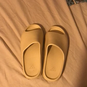 Yeezy slides - Fina Yeezy slides