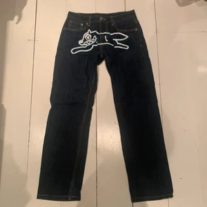 Billionaire Boys Club Jeans - Ett par Billionaire Boys Club jeans som jag köpt på plick men som har blivit lite för små och tighta på mig. Byxornas Midjemått = 37cm Innerbenmått = 70cm Ytterbenmått = 95cm 