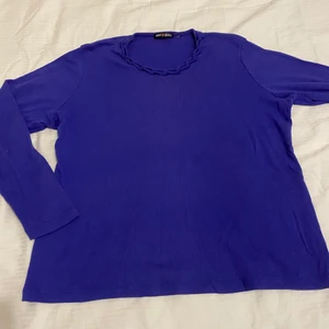 långärmad tröja, lila  - fin tröja med detaljer i kragen, lappen är bortklippt men jag gissar på strl L, sitter ganska löst på mig som är en S/M. färgen är lite mörkade än på bilderna 