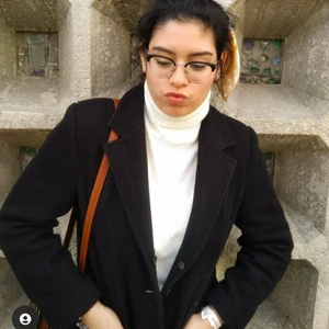 Lång svart kappa  - Svart kappa med fickor. Den är second hand!           (Pälsen är från en annan jacka men denna tar jag bort innan den skickas)