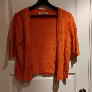 Crochet Chal i orange  - Fint orange chal i storlek M! Perfekt för vår och sommaren. Jag säljer den sen den är inte min stil längre, men den är på jätte bra kvalitet och är jätte bekväm. Köparen står för frakt 