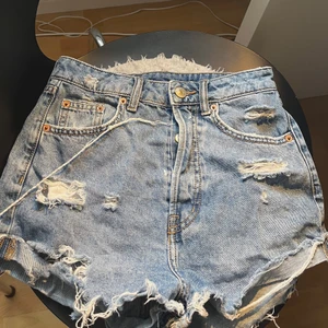High Waist shorts  - Dessa shortsen är ett av mina absoluta favoriter! Men nu måste jag tyvärr sälja dom eftersom att dom är för små. Priset går att disskuteras vid snabba affärer 💗