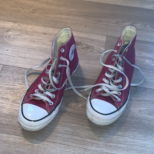 Converse - Storlek 40 i dessa snygga skor, är verkligen kär i dem men jag har redan ett andra par Converse så bara onödigt att ha 2 par hahaha😭 men hursomhelst den ända defekten är väl isåfall att det är lite svart där framme på den vita grejen men det tror jag går bort med lite putts eller vit färg