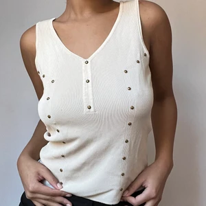 Fin topp! - Superfin topp med detaljer! I bra skick och knappt använd. Storlek S