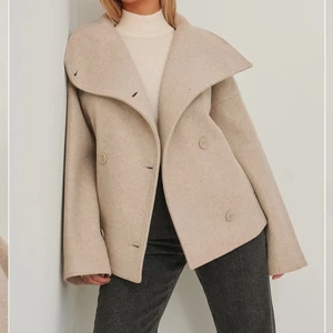 Kort kappa NA-KD - Kort kappa från Na-kd. Endast testad och lappen finns kvar. Köp direkt för 1100kr. Kan även byta mot en storlek 34 eller 2 i svart eller beiget.