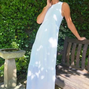 Vit sommarklänning - Säljer denna vita sommarklännning från Asos i stl M för 100kr + frakt! Plagget är oanvänt och i mycket bra skick.