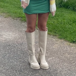 Stövlar  - Säljare dessa snygga beiga stövlar köpt på zalando från strandivarius i storlek 38, frakt tillkommer 💕