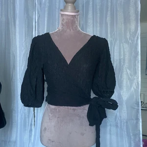 Söt top - Säljer denna crossover Cecilie Bahsen-inspirerade toppen som jag köpte på H&M 2020. Inte min stil längre, så därför är det bättre att den kommer till användning för någon annan! ❤️ Man knyter den vid sidan, men går att styla på många olika vis! Nypris 300kr