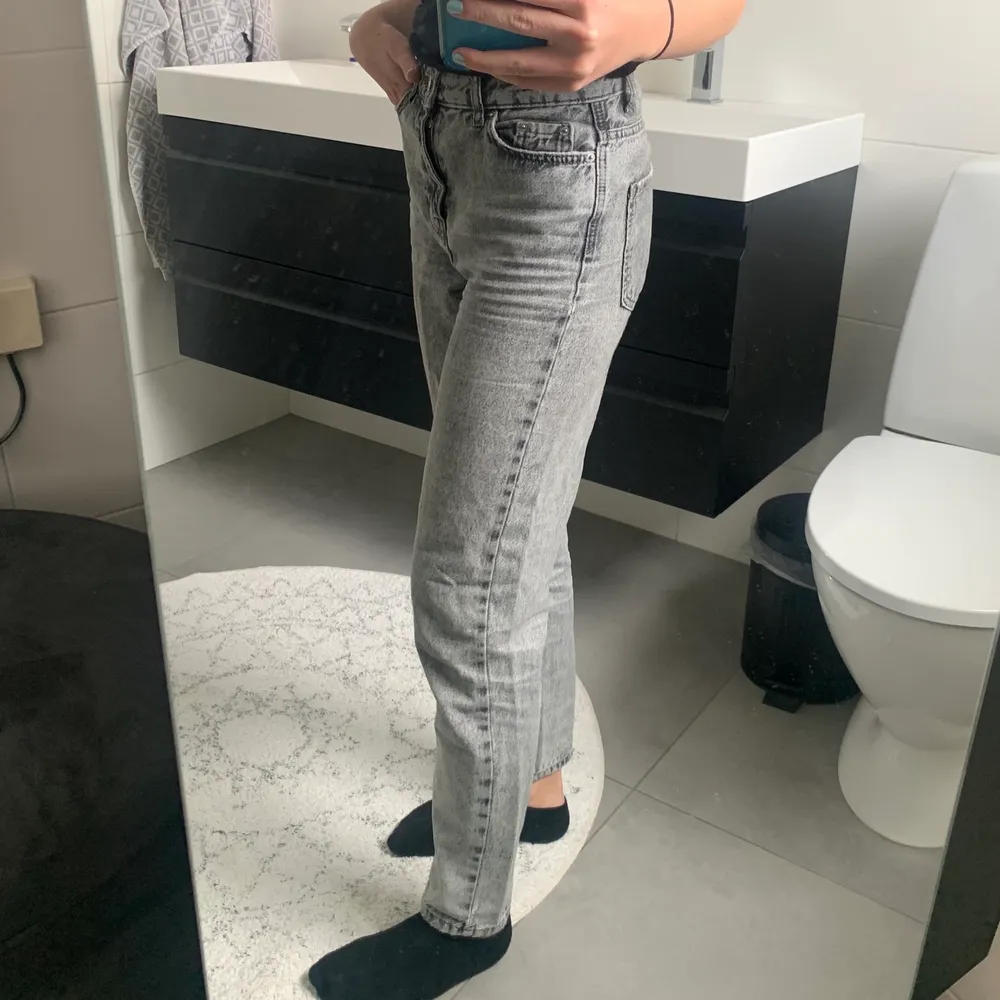 Mom jeans från Gina trico i storlek 34. Dom är grå stentvättade😍 120+66kr i frakt . Jeans & Byxor.