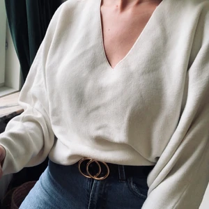Vit v-ringad tröja - Tjock tröja från H&M med v-ringning i storlek XS. 
