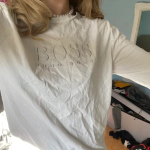 Hugo Boss tröja - Hugo boss tröja, storlek S. Fint skick. Tror den är unisex då den inte är figursydd eller så. Sitter mer löst & lite oversized i modellen