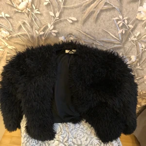 Fluffig jacka - En fluffiga jacka från hm strl 146