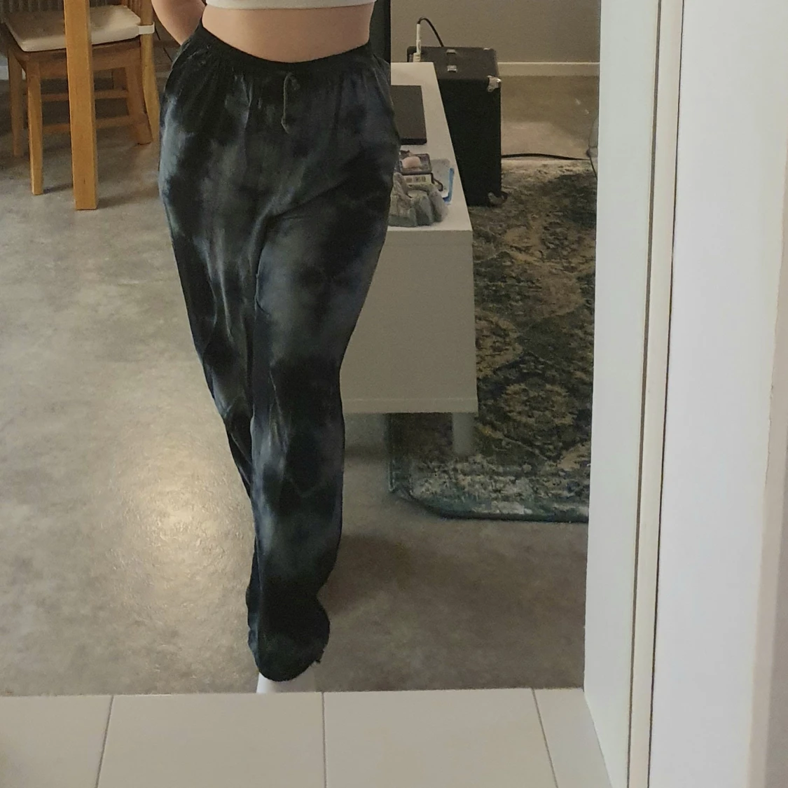 MÖRKBLÅA TIE DYE BYXOR