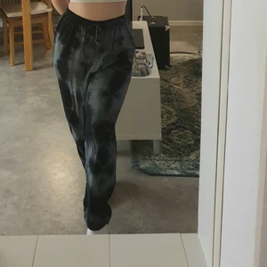 MÖRKBLÅA TIE DYE BYXOR - Ännu ett par från Harem Pants. Ej använda eftersom dom var lite för småa. Frakten är inkluderad i priset 🦋
