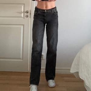 Slutsålda, populära midwaist jeans från zara! 200kr + frakt☺️                                                                    Många intresserade så buda! Endast seriösa bud💓