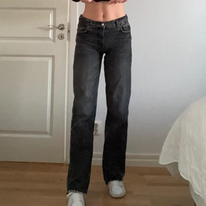Jeans - Slutsålda, populära midwaist jeans från zara! 200kr + frakt☺️                                                                    Många intresserade så buda! Endast seriösa bud💓