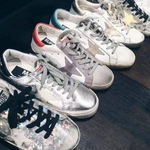 Golden Goose Sneakers - Golden Goose skor till salu/ intressekoll! Säljer pga att de sällan kommer till användning. Har många olika designer att erbjuda. Pris diskuteras privat eftersom vissa går för 500 och andra för 1000 etc! Statusen uppdateras när alla jag vill ha sålda är sålda! Skriv vid funderingar! <3