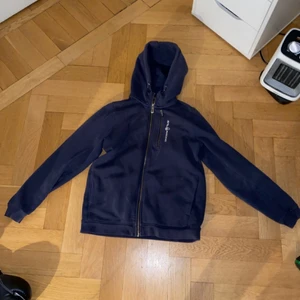 Sailracing hoodie - Mörkblå sailracing hoodie, köptes för ungefär 800 kr på kidsbrandstore