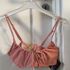 Helt ny bikiniöverdel från NELLY - Bikiniöverdel från NELLY, helt ny och har lappen kvar, säljer pga att den var lite för liten. Storlek S men justerbara band både fram och bak💗 pris kan diskuteras