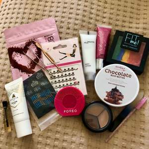 Innehåller: coffee scrub minetan, foreo hudvårdsredskap, 2st nailart klistermärken, pincett, body lotion all white, glas nagelfil, ögonbryns färg palett, eyeliner färg grön blå gul orange och röd, nagel redskap, ögonbryn/frans borste, läppglans strawberry tasty lippgloss, demav10 chocolate body butter, parfym hunted, apicia Paris blush creme pollen. Köparen står för frakt❤️ värde ca 600