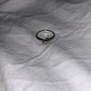Ring - Fin ring med Knut på toppen. Passar ej mig så säljer. Äkta silver.