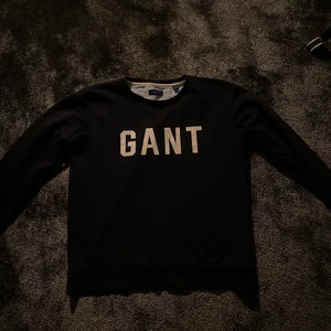 Gant hoodie  - Jag säljer min äkta gant hoodie, är använd och har lite difekter på trycket men inget man tänker på. Säljer för ett fast och rimligt pris för hoodien. Storleken är M ( 16 år ) 