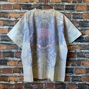 Y2K HipHop Oversized T-shirt - Ett av de snyggaste plaggen jag har fått tag på som jag nu säljer. Helt ny, i bra material, rhinestones på framsidan. Storleken är 2XL men passar som L. För fler bilder eller mått kontakta mig 🧸 Fraktsätt:  PostNord spårbart 📦