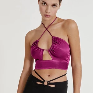 Pull&bear topp - Snygg topp från pull&bear. I fint skick och har enbart används en gång. Perfekt för sommar fester!                      Köparen står för frakt :)