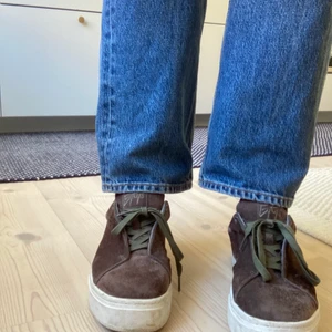 Eytys bruna 41 - Bruna Eytys i velourliknande material säljes då de är för små för mig. Bra skick, använda några gånger. Nypris: 1799, säljer för 900. Köparen står för frakt. Kan mötas upp i Stockholm innerstad. 