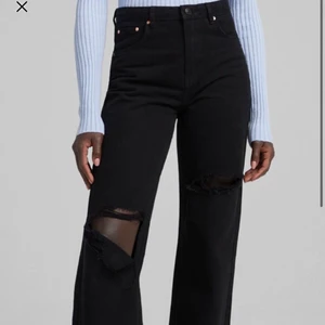 Jeans  - Slutsålda jeans från Bershka som är helt oanvända. Skulle säga att deras 32 passar även en 34. Köparen står för eventuell frakt ✨