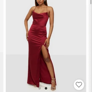 Balklänning  - Aldrig använd balklänning från bubbelroom, lappar sitter kvar! Den är slutsåld på hemsidan. Pris kan diskuteras vid snabb affär, skriv vid intresse☺️