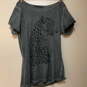 T-shirt - T-shirt köpt på sellpy men själv aldrig använt. 