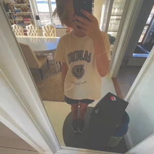 Ganni t-shirt - Säljer nu min fina gani t-shirt då den aldrig kommer till andvändning! Jätte fint skick nästan aldrig andvänt! Så fin till sommaren nu!✨ nypris är 999kr och säljer för 700kr eller högsta bud!