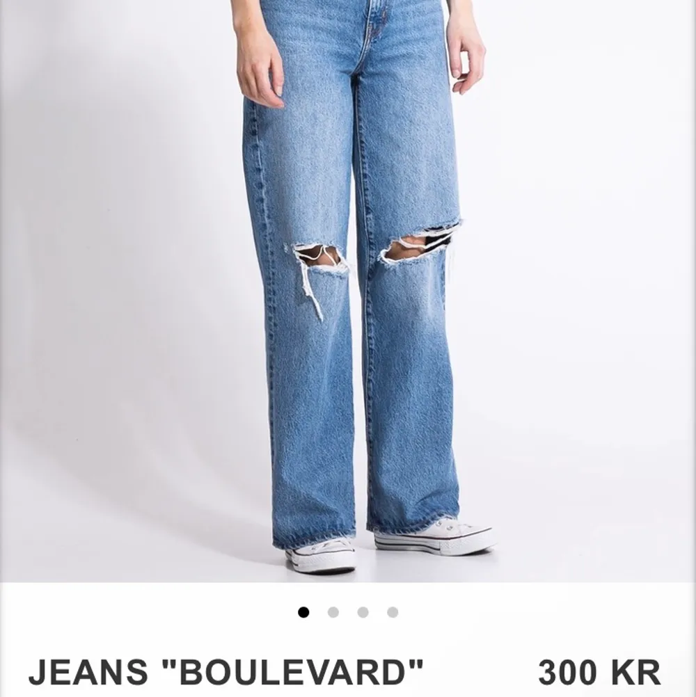 Dessa jeans är jätte snygga och jättebekväma! Älskar dom men säljer de eftersom jag aldrig använder dom så tänkte att dom gör mer nytta hos nån annan! Dom är i storlek xxs och kostar 100kr + frakt . Jeans & Byxor.