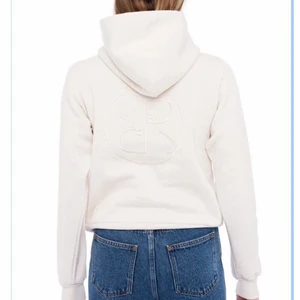 Rodebjer hoodie  - En ljus hoodie från rodebjer i storlek xs. Använd ett fåtal gånger. Inga skador, den är som ny. Hoodien har en ficka på magen och ett otroligt snyggt tyck på ryggen. Inga returer. Köparen står för frakten. 