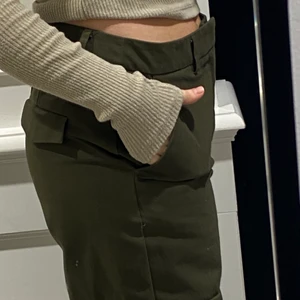 Cargo pants - Helt oanvända cargobyxor från gina tricot i storlek 40 - ville ha oversize vilket dom är. Uppsydda vid benen och ordentligt material. Ordpris: 499:-