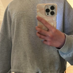 Sweatshirt - Plagget är i storlek S/165. Skicket är jättebra, använd fåtal gånger. Den passar mig väldigt bra bara att den är lite stor och fluffig men inte om man drar åt där nere! Köptes för 1 år sedan ungefär. Pris kan diskuteras!